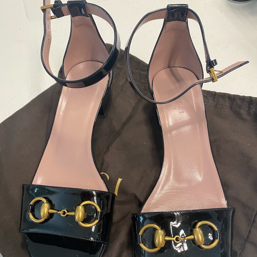 Barely worn black gucci flat patent leather sandals.